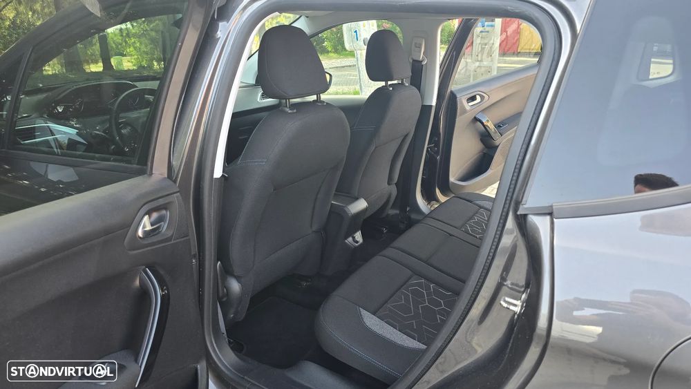 Peugeot 2008 1.5 BlueHDi Signature - 50