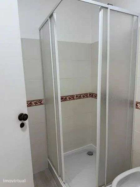 Arrendo T2 Remodelado com 3 assoalhadas no Carregado - Grande imagem: 5/10