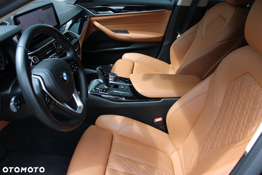 BMW Seria 5 530i xDrive mHEV - 16