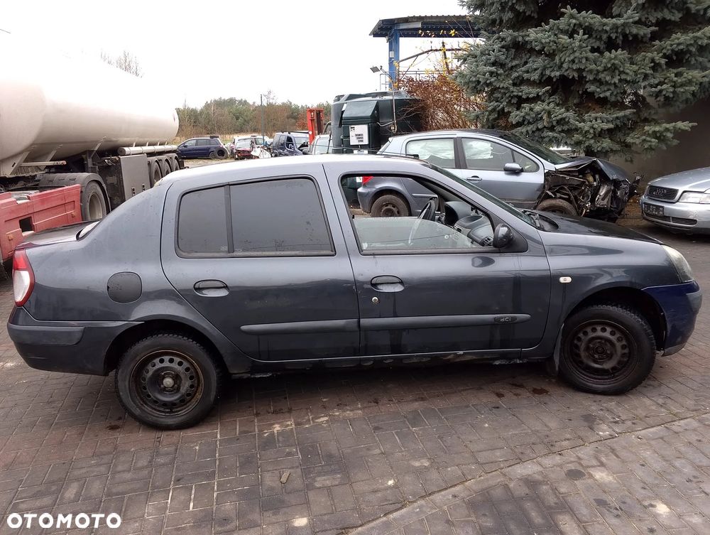 Renault Thalia (01-03r.) 1.5 DCI 65KM. Silnik K9K 700 Skrzynia JB3976 lakier TE866. Cały na części. GWARANCJA !!!  Przód Tył Zestaw Komplet Drzwi Klapa Zderzak Błotnik Maska Grill Atrapa Szyba Pas Lampa Lusterko Boczki Fotel Kanapa Kokpit Deska Rozdzielcza Przełącznik Włącznik Sterownik Przewody Wiązka Instalacja Moduł Komputer Czujnik Listwa Pompa Alternator Wtryski Głowica Rozrusznik Kompresor Sprzęgło Dwumas Silnik Skrzynia ABS Klimatyzacji Paliwa Wspomagania Kolektor Turbina Przepustnica Zawór Chłodnica Koło Hak Belka Sanki Zawieszenie Mcpherson Półoś Amortyzator Wydech Tłumik Zacisk Most - 6