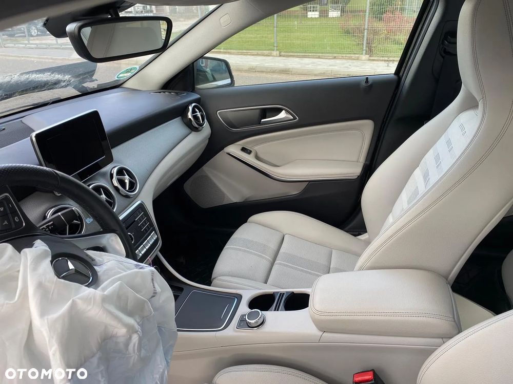 Mercedes-Benz GLA 250 4-Matic AMG Line - 11