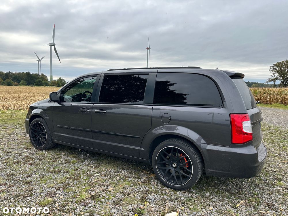 Chrysler Town & Country - 4