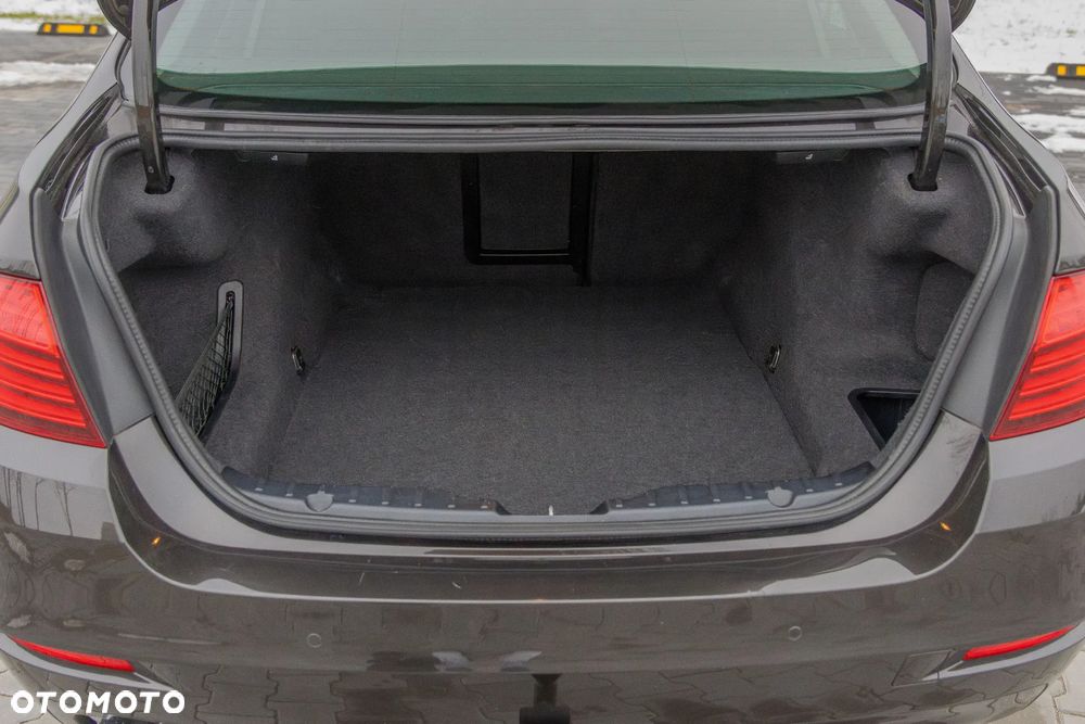 BMW Seria 5 525d - 28