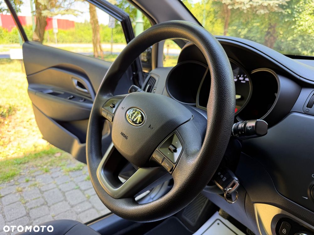 Kia Rio 1.2 Fifa World Cup Edition - 23