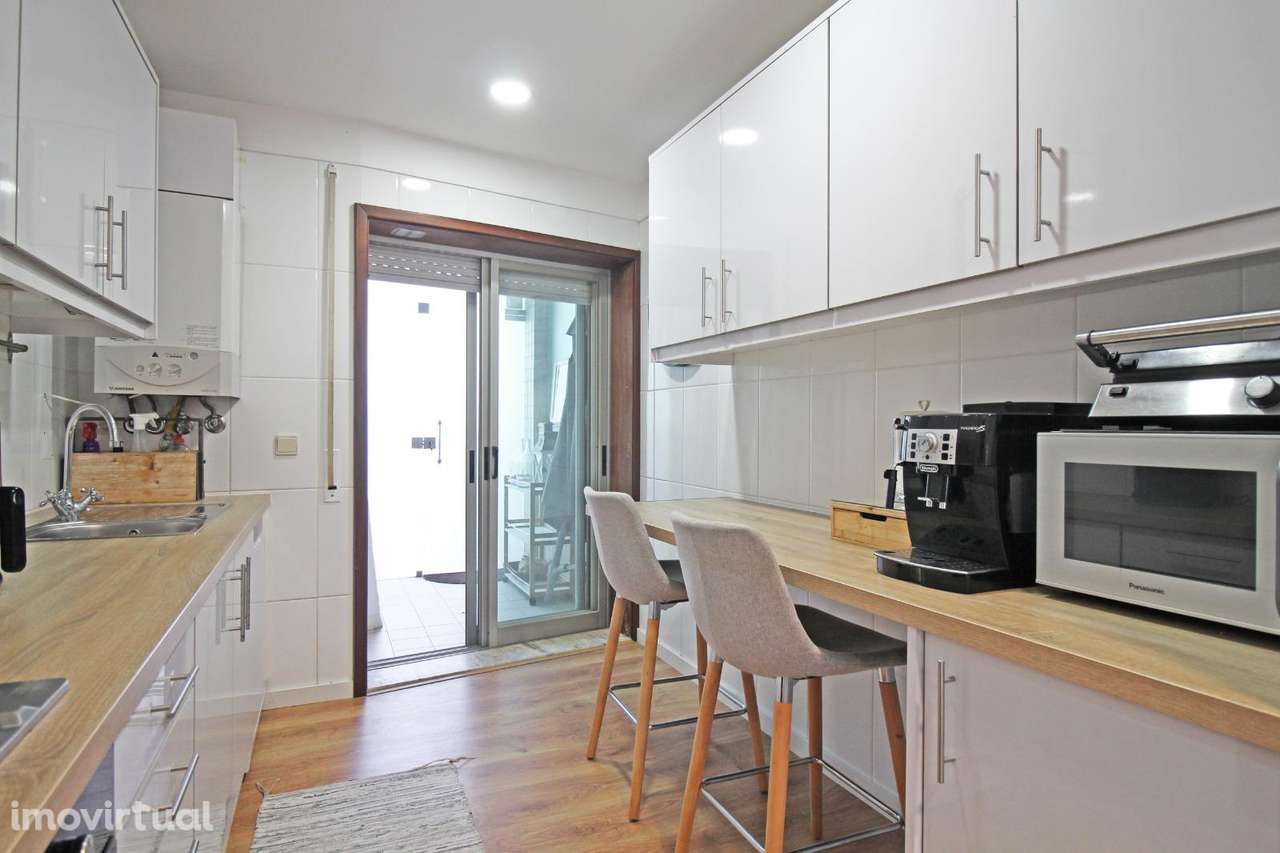 Apartamento T2 com terraço, garagem e boa localização - Grande imagem: 3/13