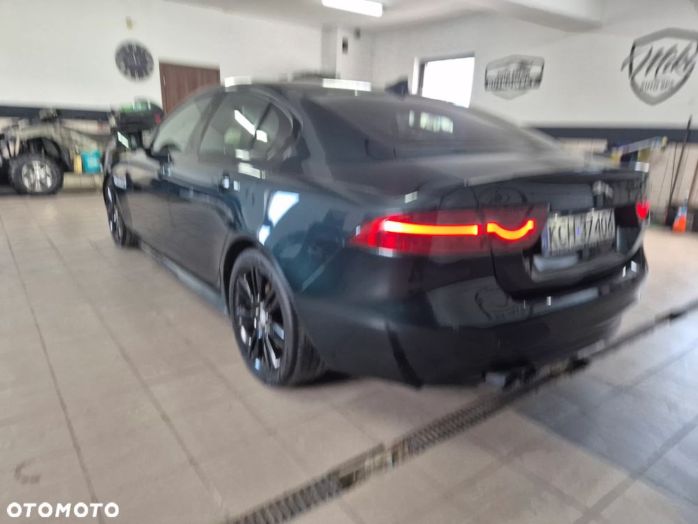 Jaguar XE 2.0 D R-Sport - 9