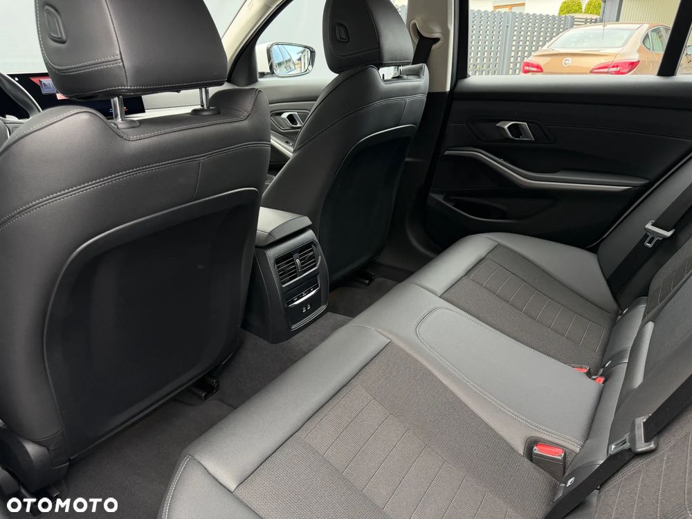 BMW Seria 3 318i M Sport - 32