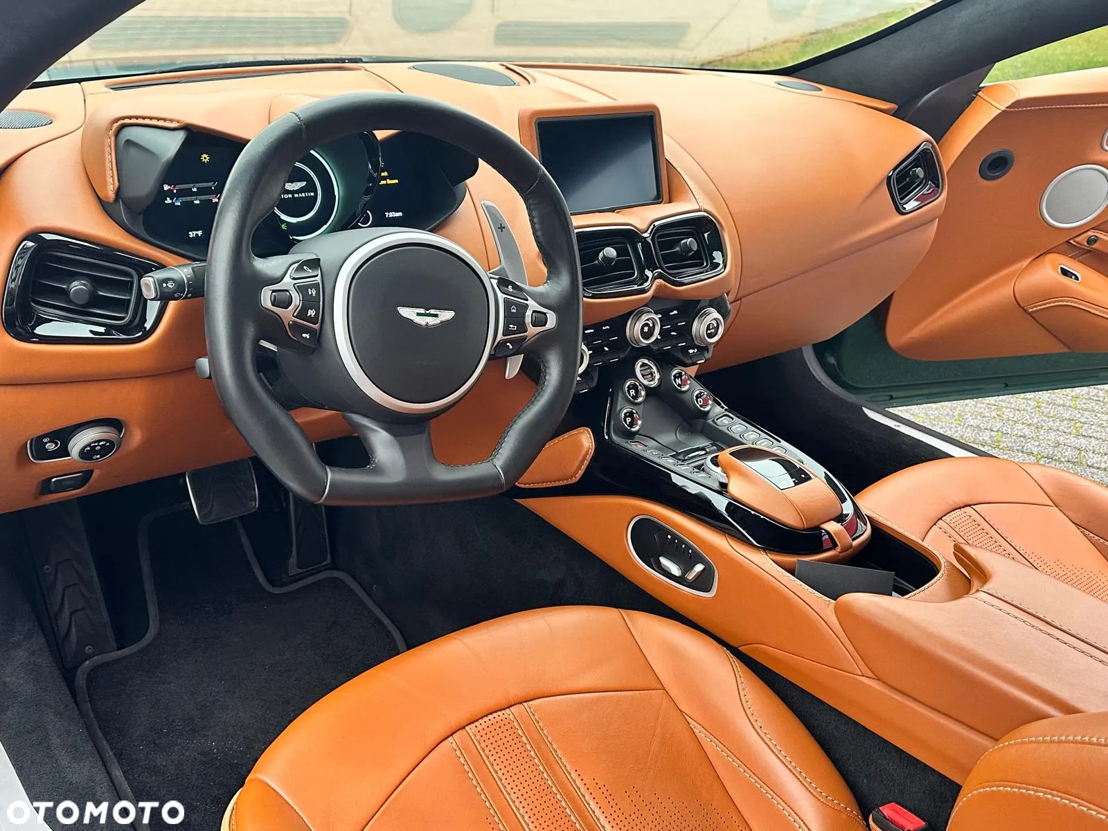 Aston Martin Vantage - 11