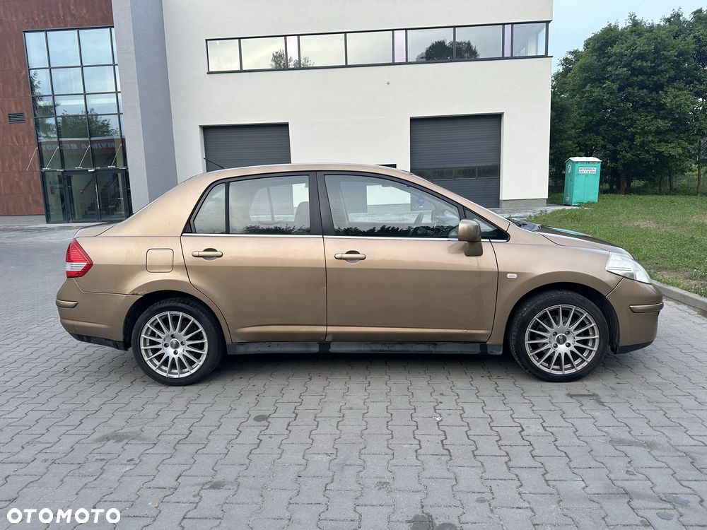 Nissan Tiida - 1