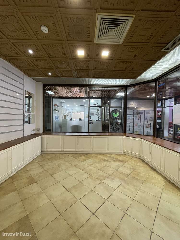 Excelente loja com montra generosa - Grande imagem: 5/16