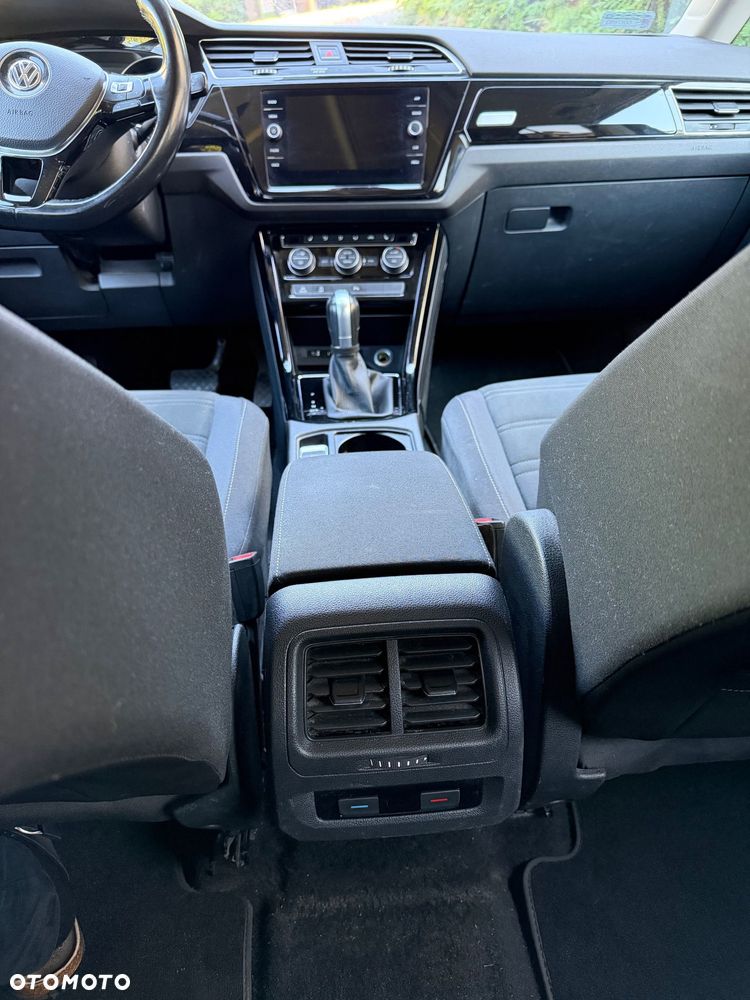 Volkswagen Touran - 12