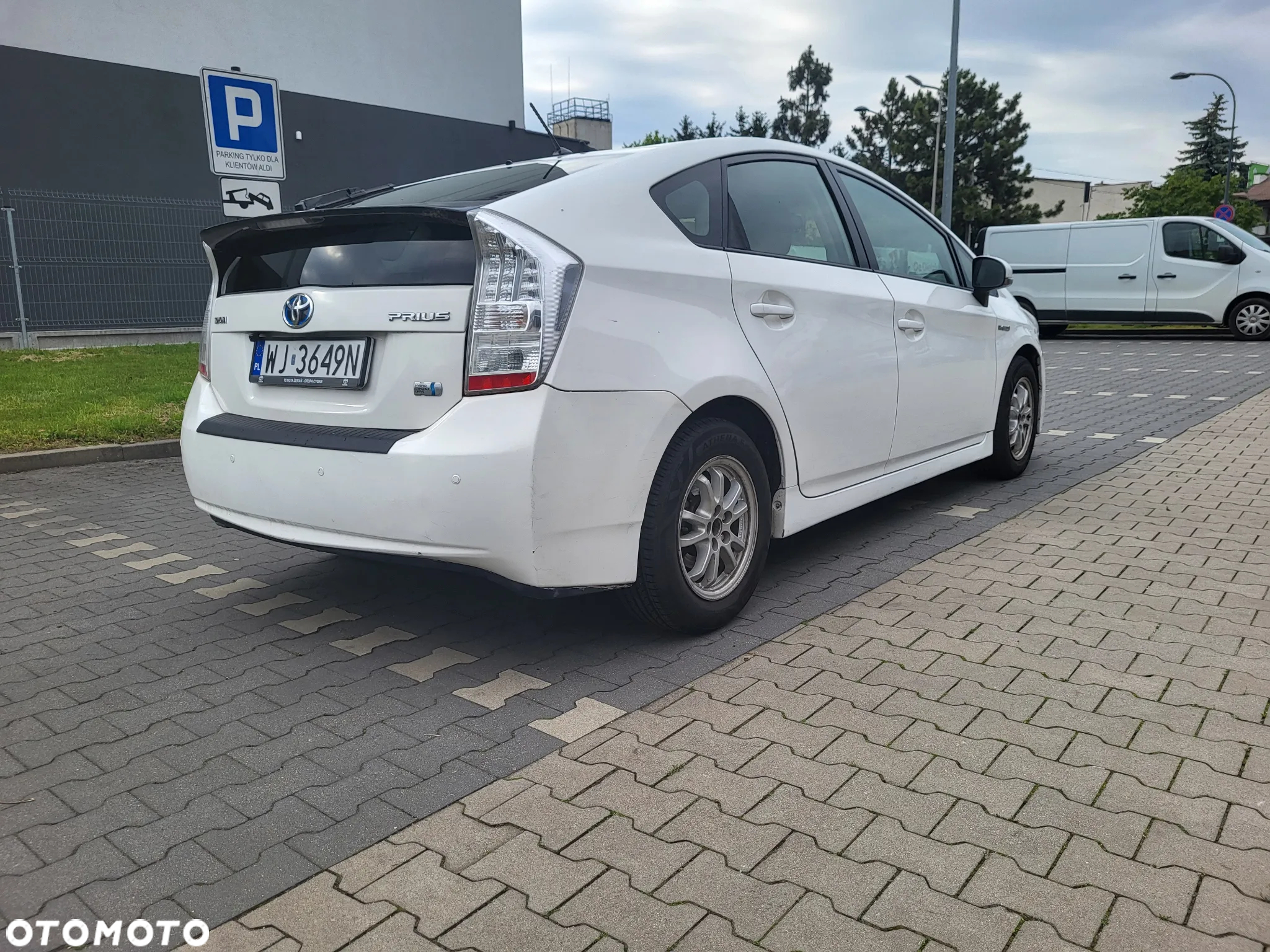Toyota Prius (Hybrid) - 3