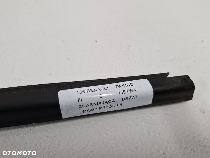 renault twingo iii 3 listwa zgarniająca drzwi prawy przód - 4