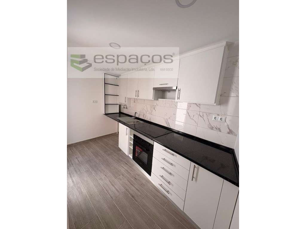 Apartamento remodelado em prédio histórico junto ao comboio - Grande imagem: 2/21