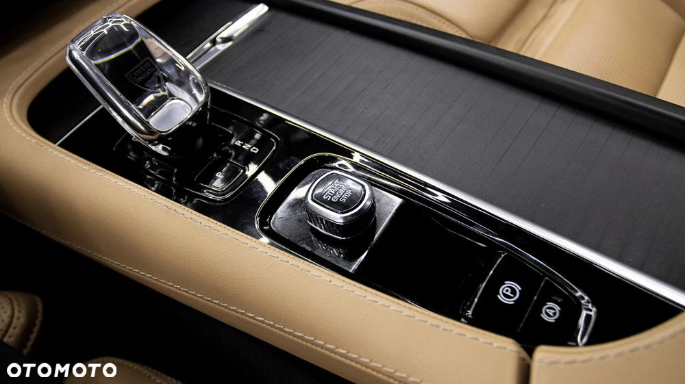Volvo XC 90 T8 AWD Plug-In Hybrid Plus Dark 7os - 25