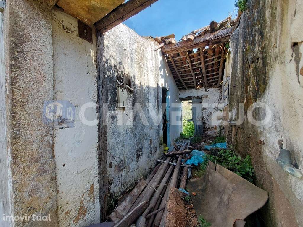 Casa antiga, anexos e terreno com 559 m2 para projeto de reconstrução - Grande imagem: 3/11