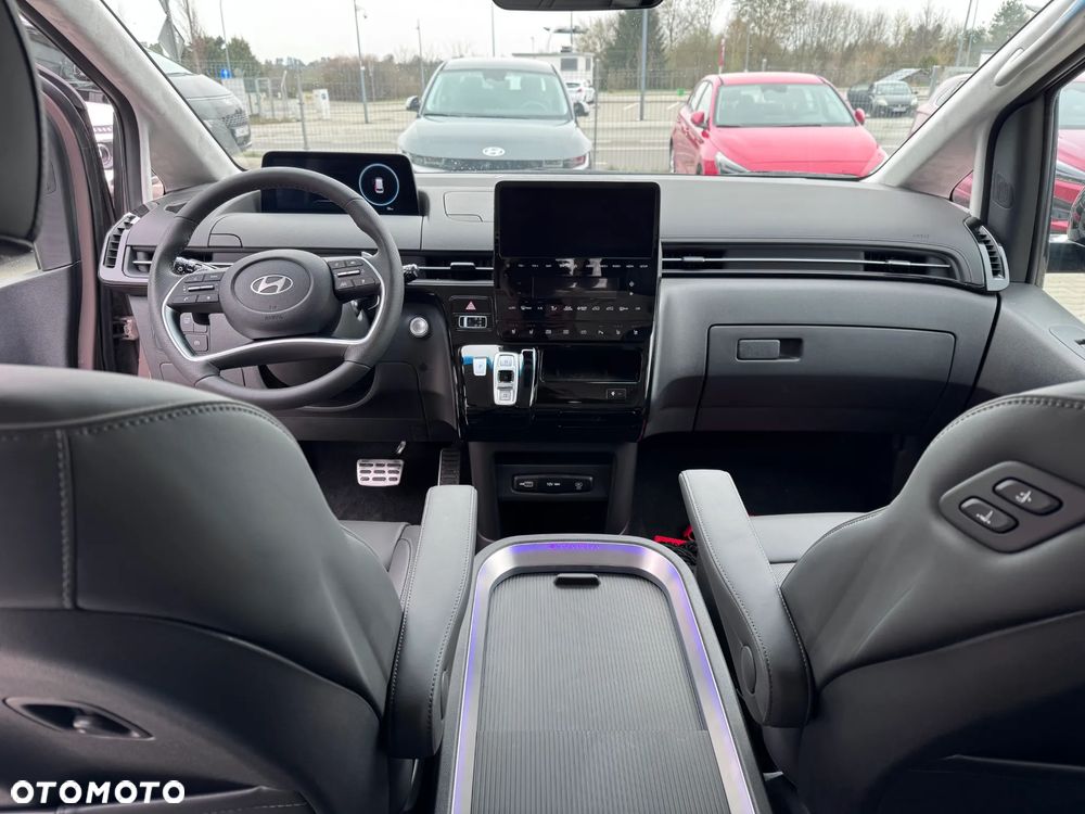 Hyundai Staria 1.6 T-GDI HEV Luxury - 24