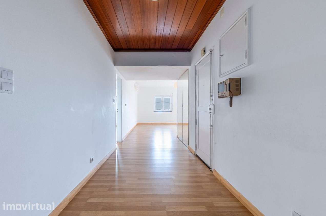 T3 Último Piso com 128m² e Parqueamento a 750m da Praia de Carcavelos - Grande imagem: 3/23