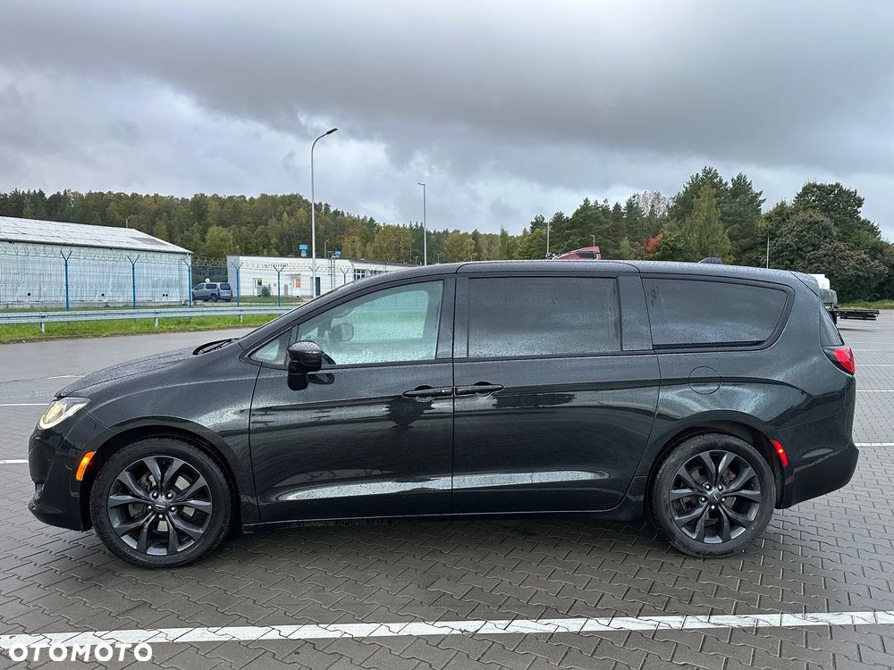 Chrysler Pacifica - 1