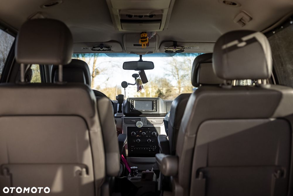 Volkswagen Routan - 12