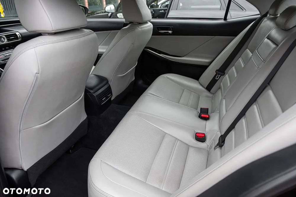 Lexus IS 300h Executive Line - 29