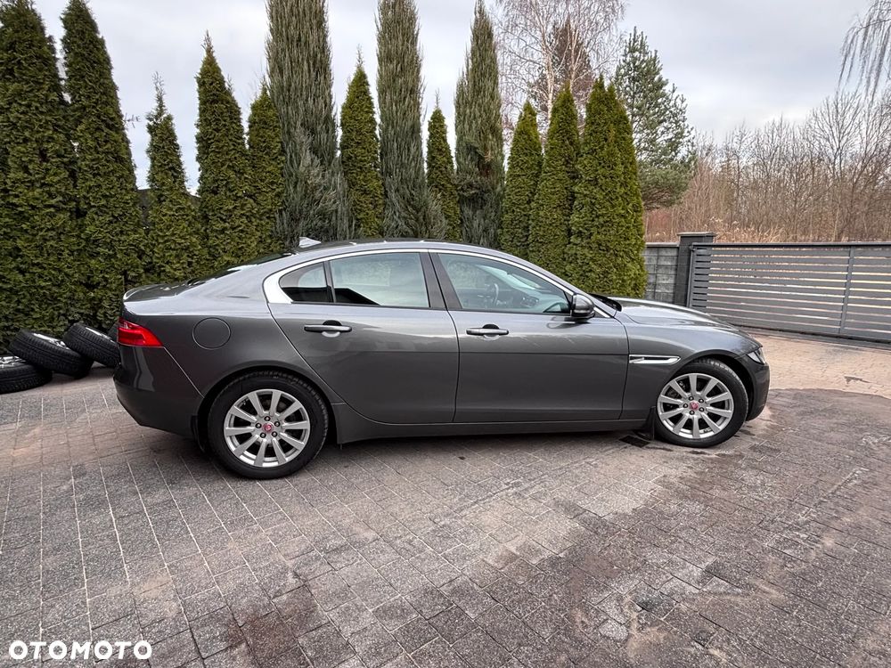 Jaguar XE 2.0 D Portfolio - 5