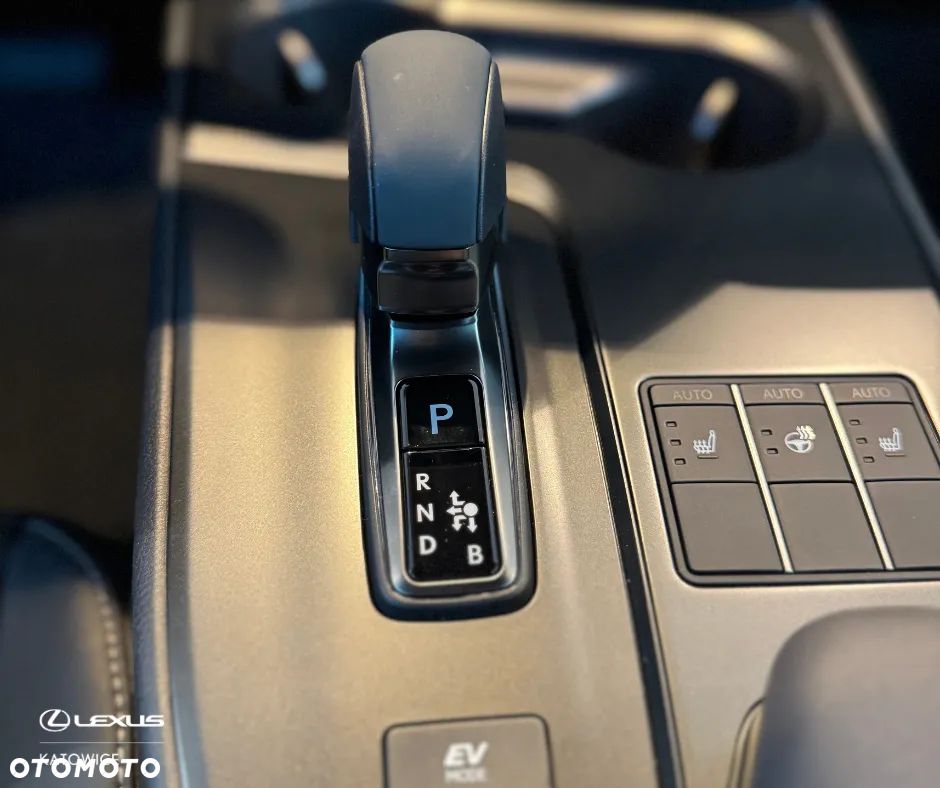 Lexus UX 300h F Sport Design - 8