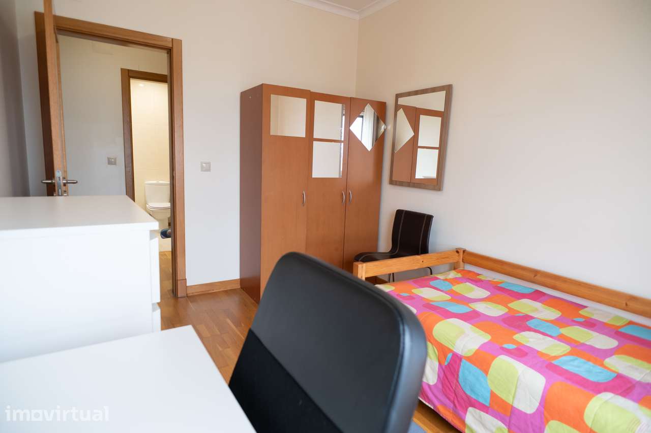 Quarto mobilado em apartamento duplex no Parque das Nações - Grande imagem: 3/10
