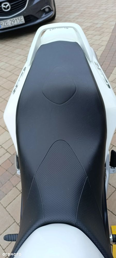 Suzuki GSR - 9