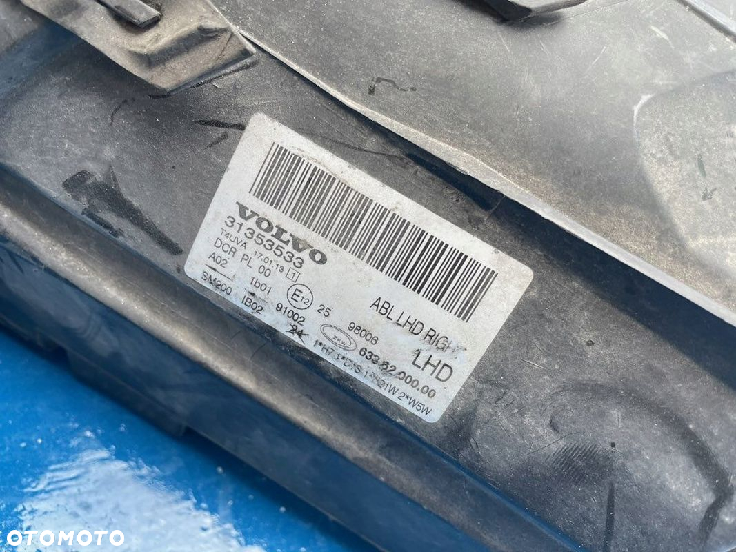VOLVO S80 V70 XC70 - PRAWA LAMPA XENON PRZÓD - 2