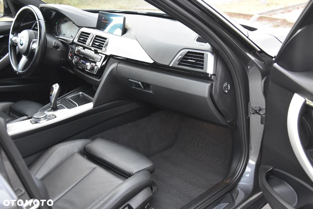 BMW Seria 3 320i Edition M Sport Shadow - 26