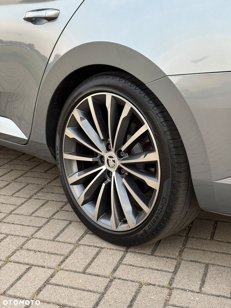 Skoda Superb 2.0 TDI Premium Edition - 10