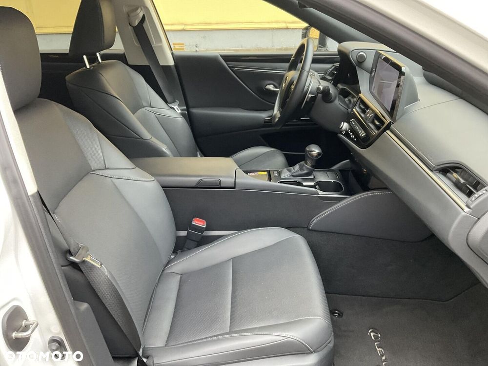 Lexus ES 300h Business Edition - 11