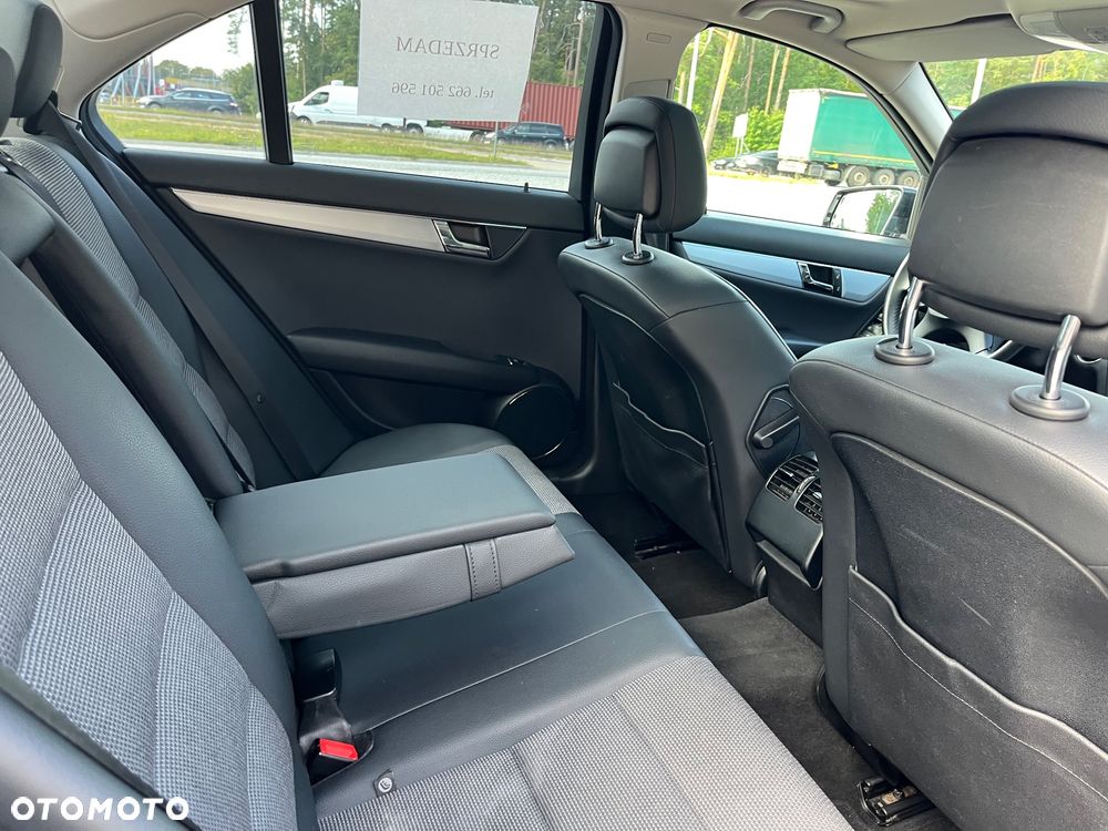 Mercedes-Benz Klasa C 180 CGI Automatik BlueEFFICIENCY Avantgarde - 24