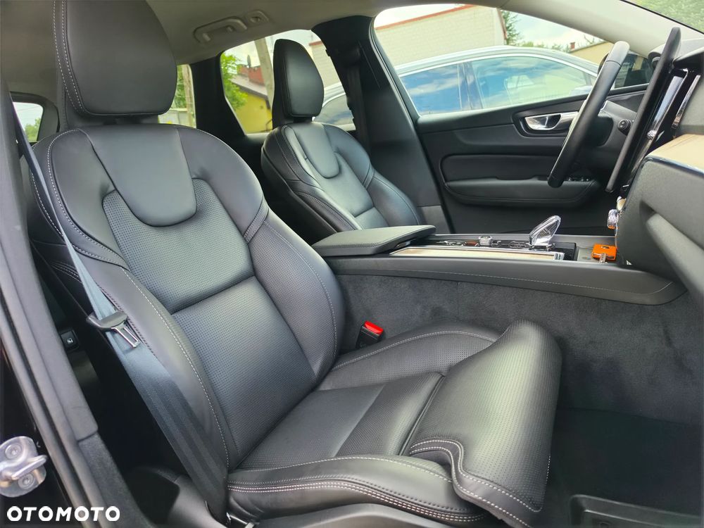 Volvo XC 60 B5 B AWD Plus Dark - 17