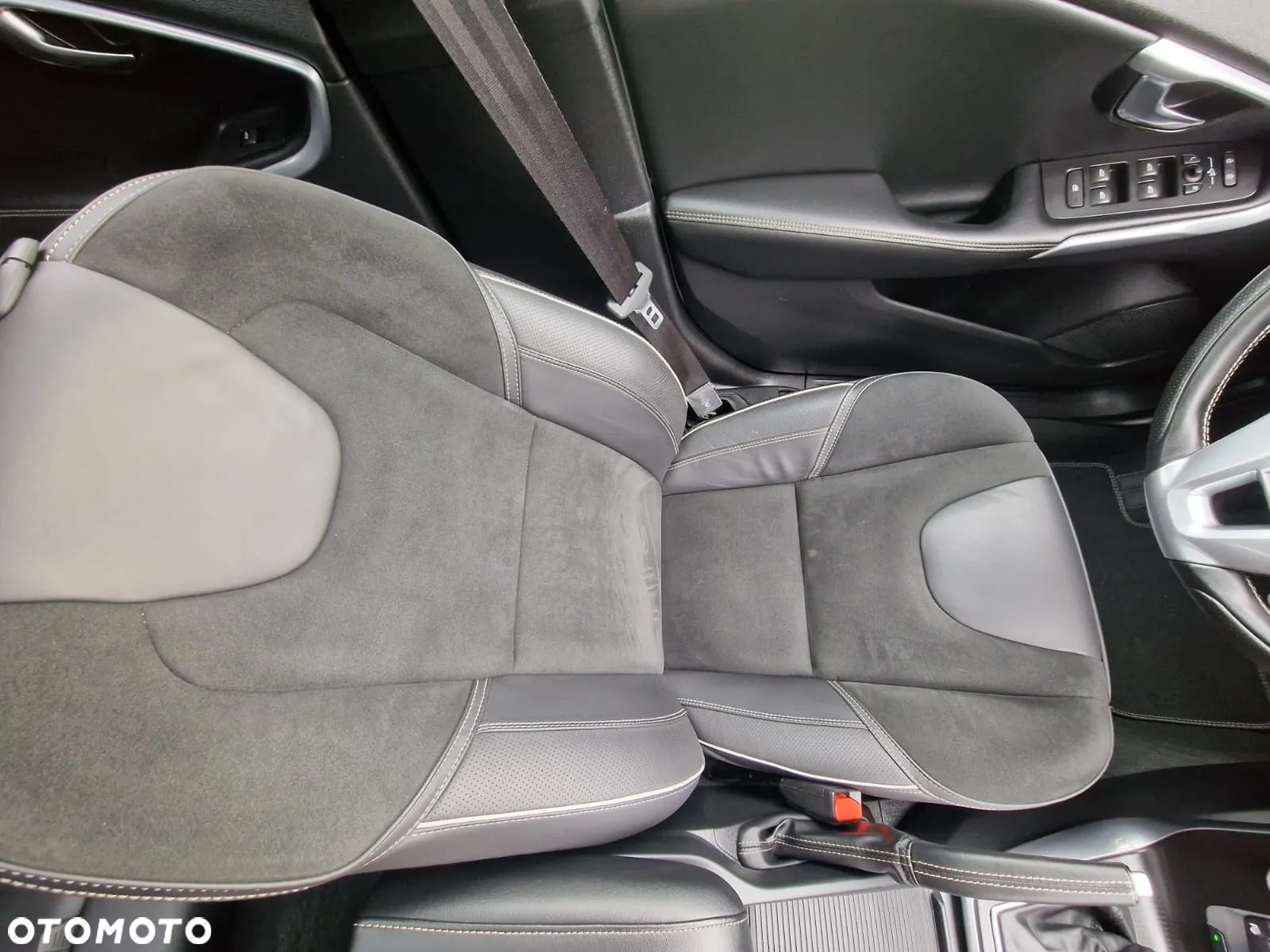 Volvo V40 D3 Geartronic RDesign - 23