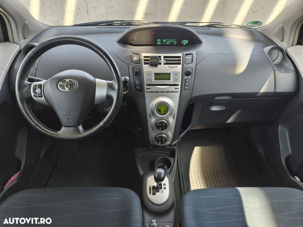 Toyota Yaris 1.3 Aut Sol - 10
