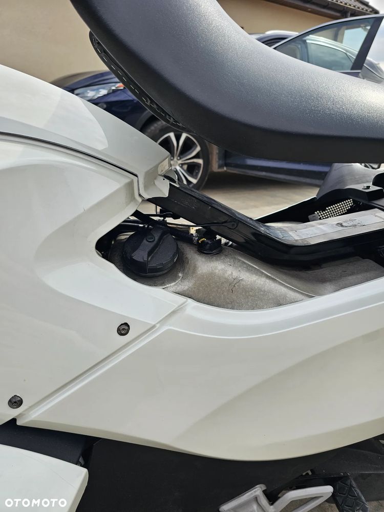 Can-Am Spyder - 16