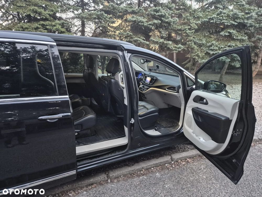 Chrysler Pacifica - 11