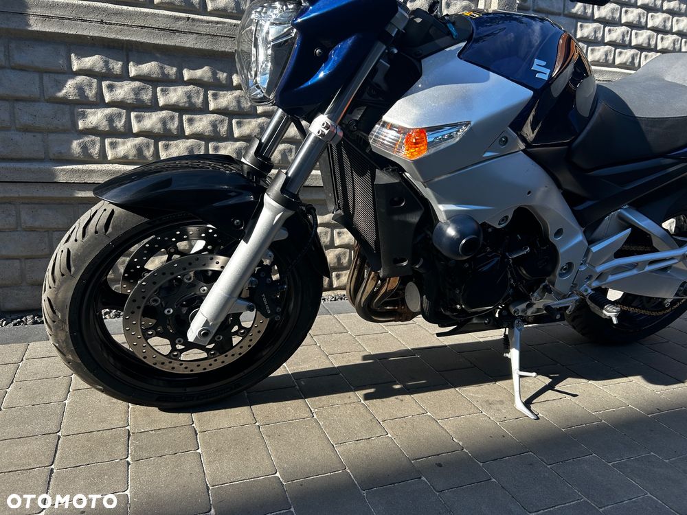 Suzuki GSR - 14