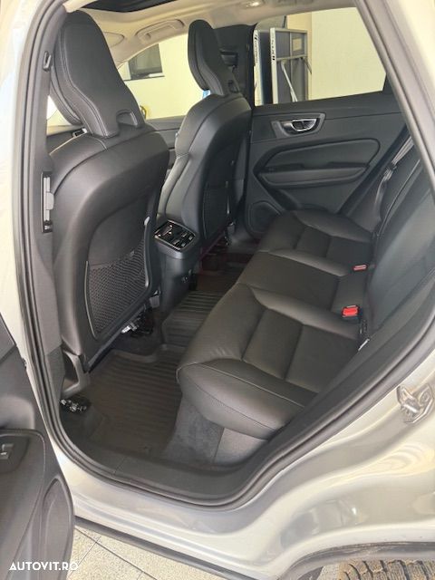 Volvo XC 60 B4 MHEV AT8 AWD Momentum Pro - 7