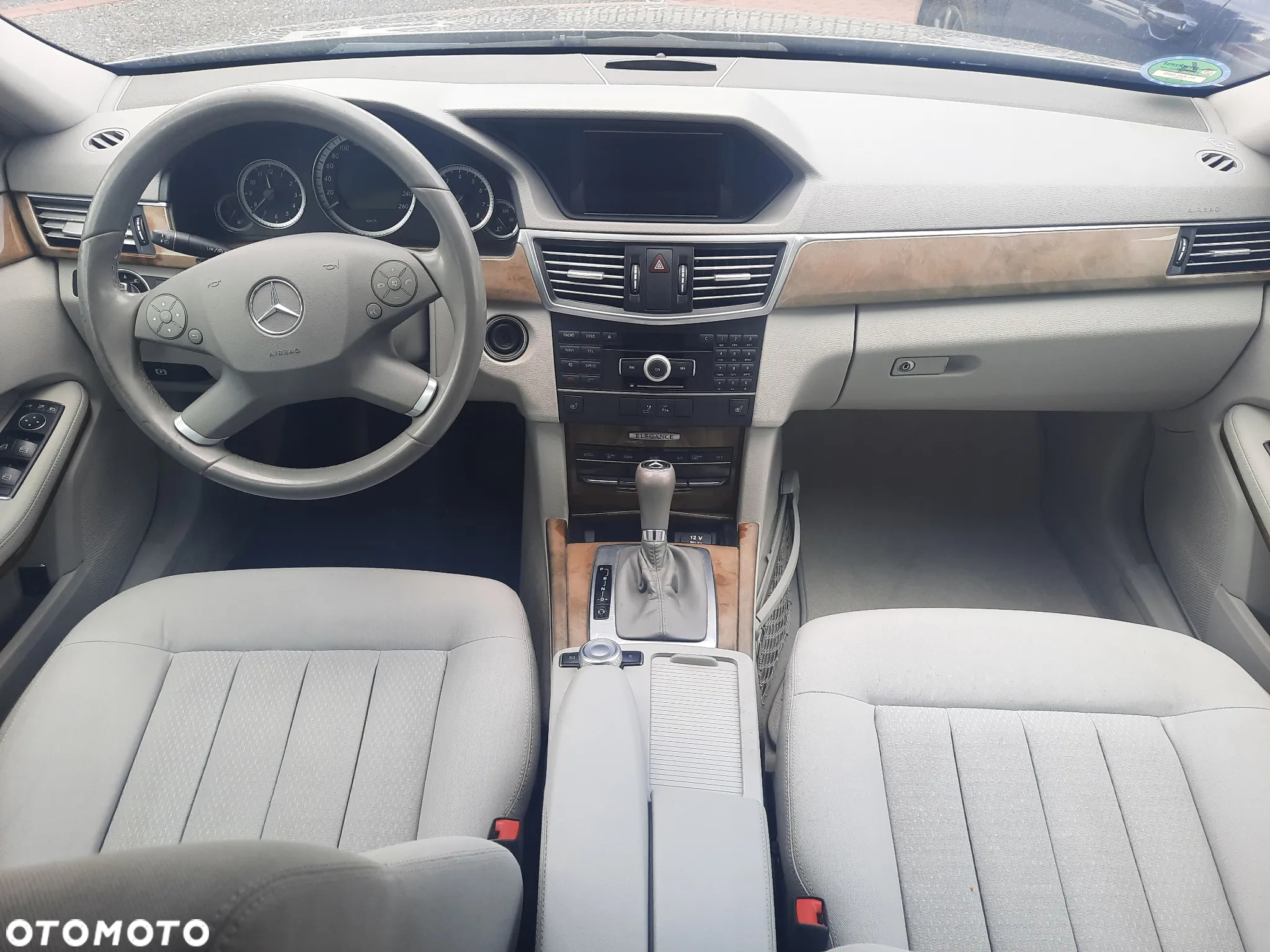 Mercedes-Benz Klasa E 250 T CGI BlueEFFICIENCY 7G-TRONIC - 33
