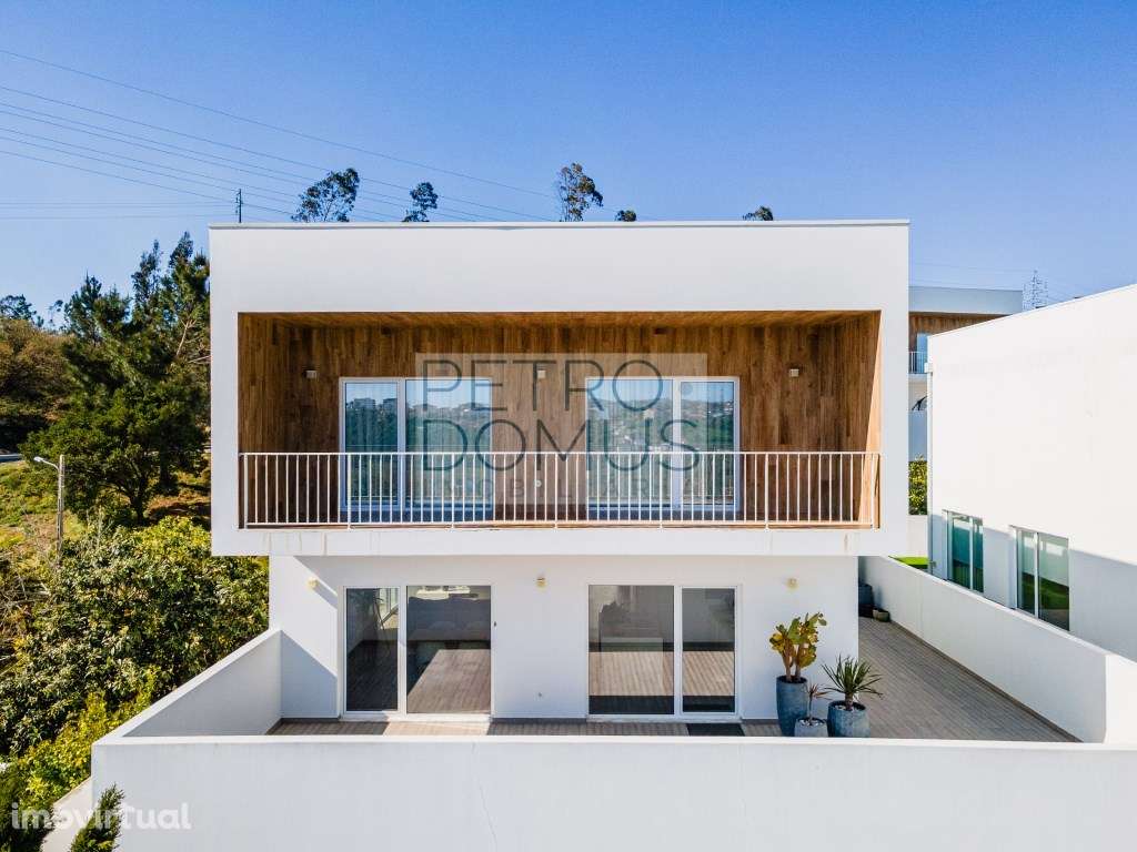 MORADIA T5 MAIS DUAS SALAS EM CONDOMINIO FECHADO - Grande imagem: 2/54