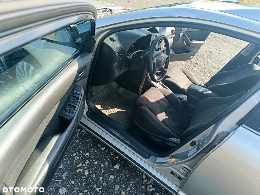 Toyota Avensis - 8