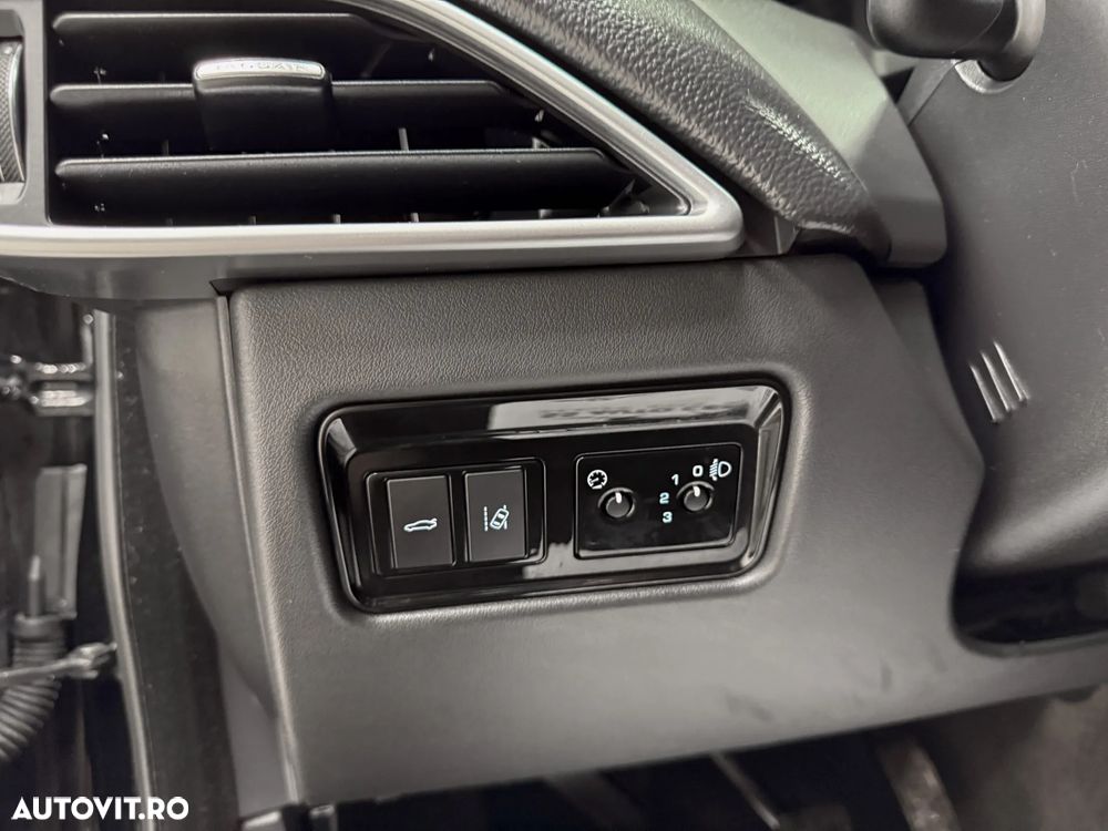 Jaguar XE 2.0 Pure - 25