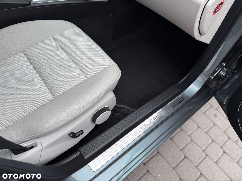Mercedes-Benz Klasa C 180 CGI BlueEff Avantgarde - 28