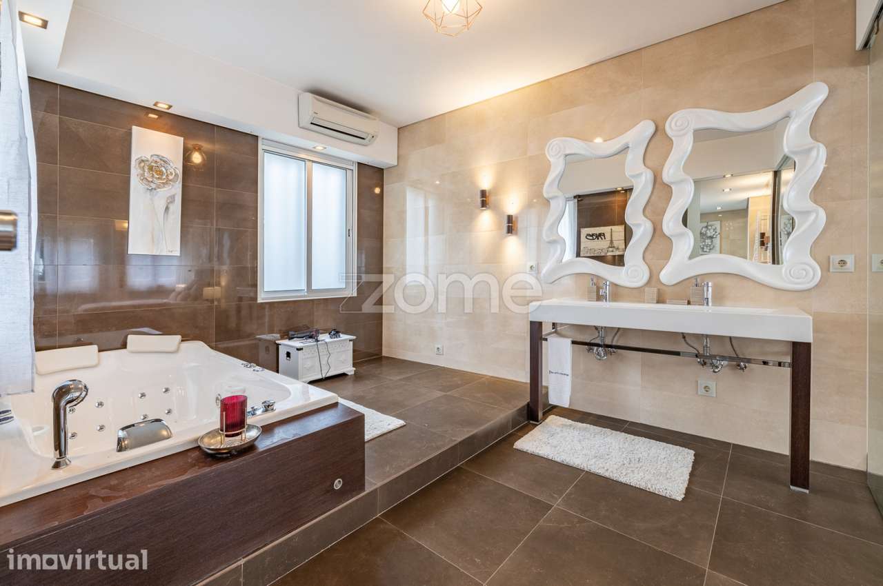Apartamento T3 transformado em T1 na Baixa do Porto - Grande imagem: 2/24