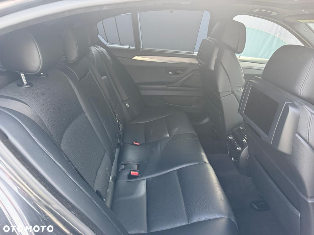 BMW Seria 5 550i xDrive - 25