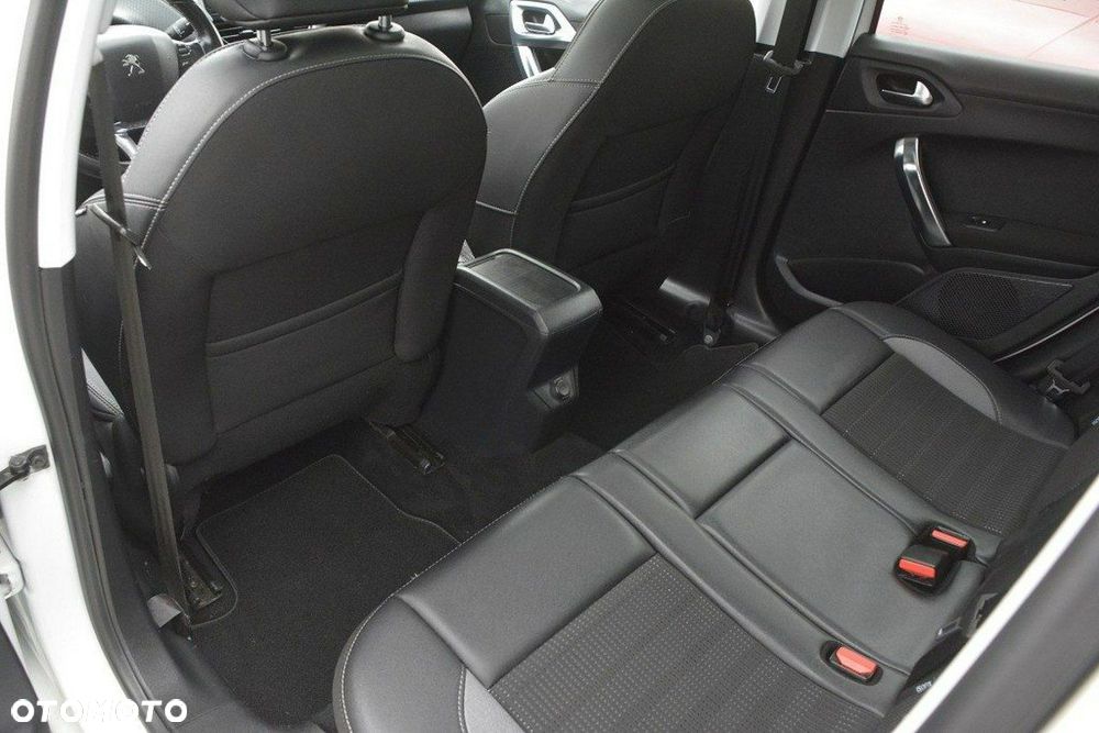 Peugeot 2008 1.6 BlueHDi Allure S&S - 30