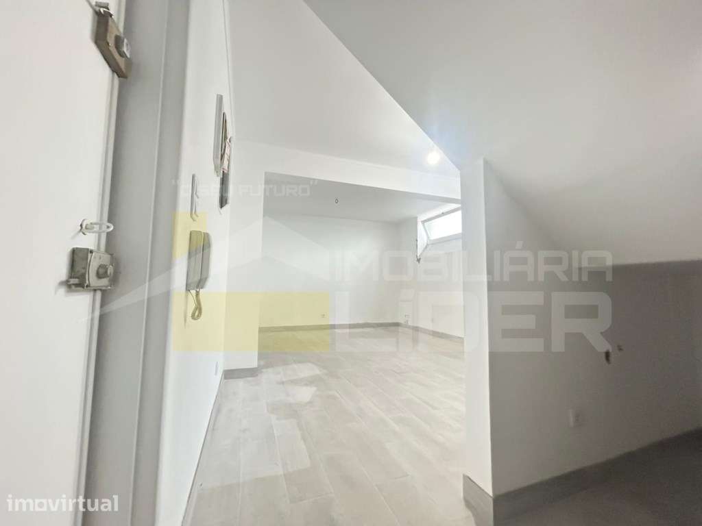 Arrecadação e arrumos com área de 24,8725 m2 na Mealhada-Loures - Grande imagem: 3/5